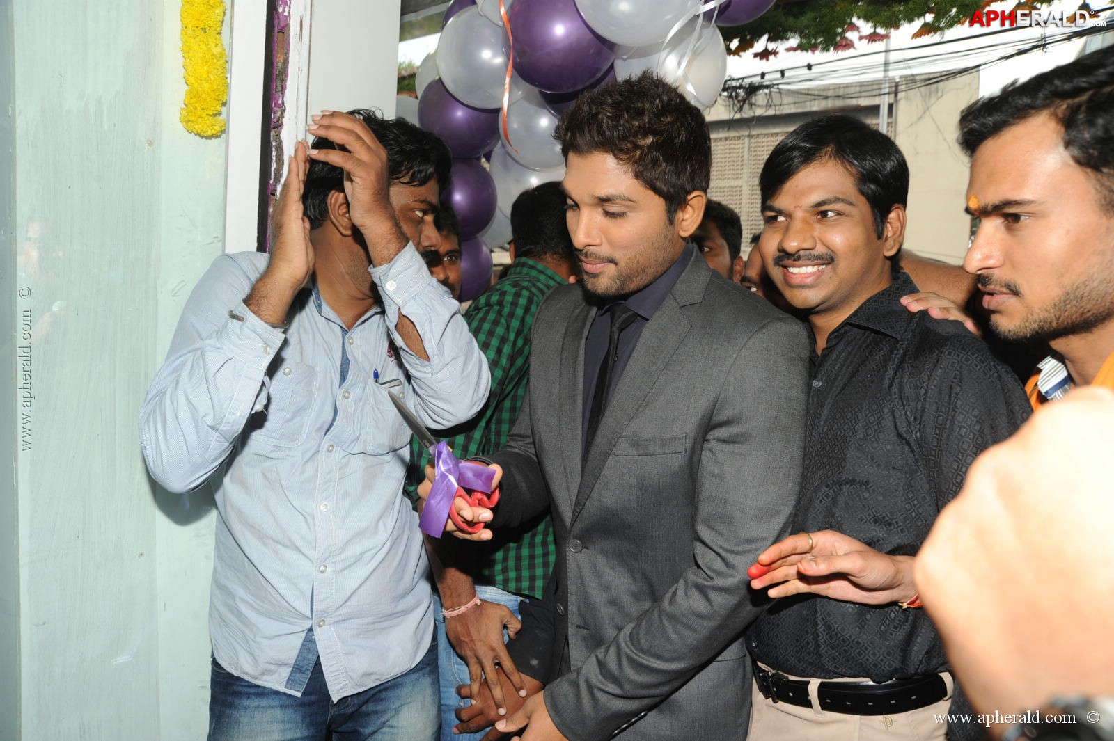 Allu Arjun at Lot Mobile Shop Opening