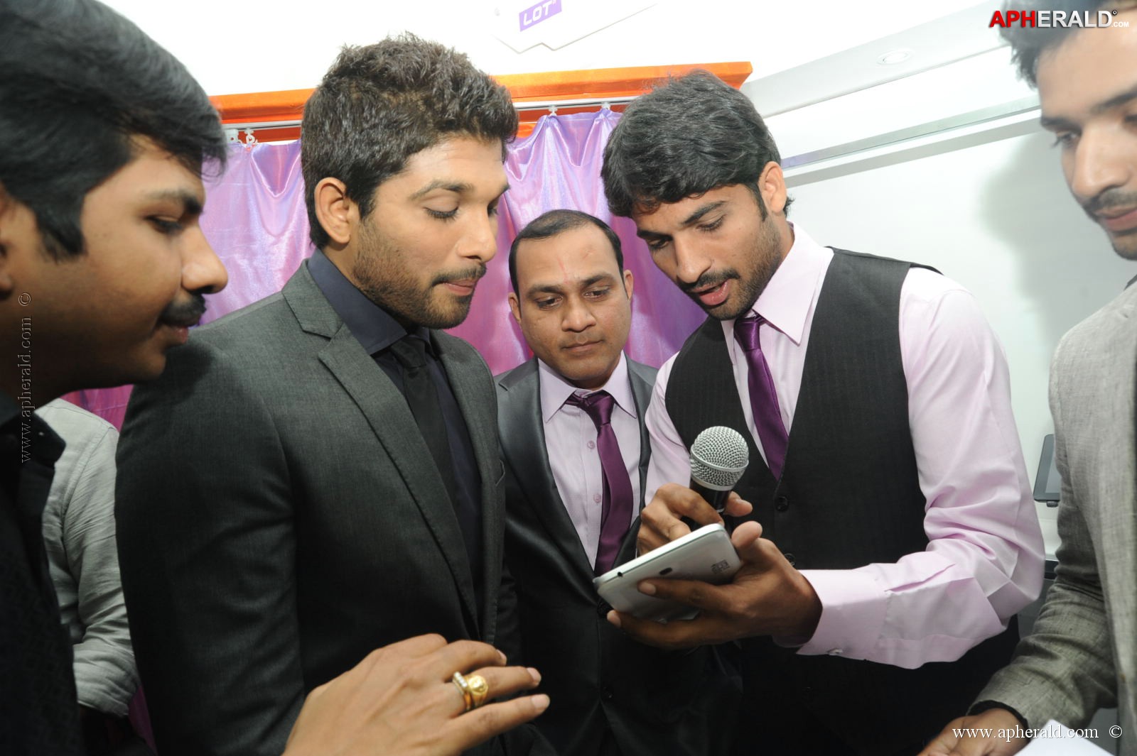 Allu Arjun at Lot Mobile Shop Opening