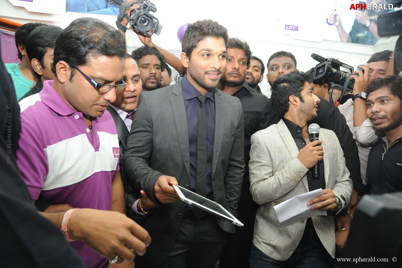 Allu Arjun at Lot Mobile Shop Opening