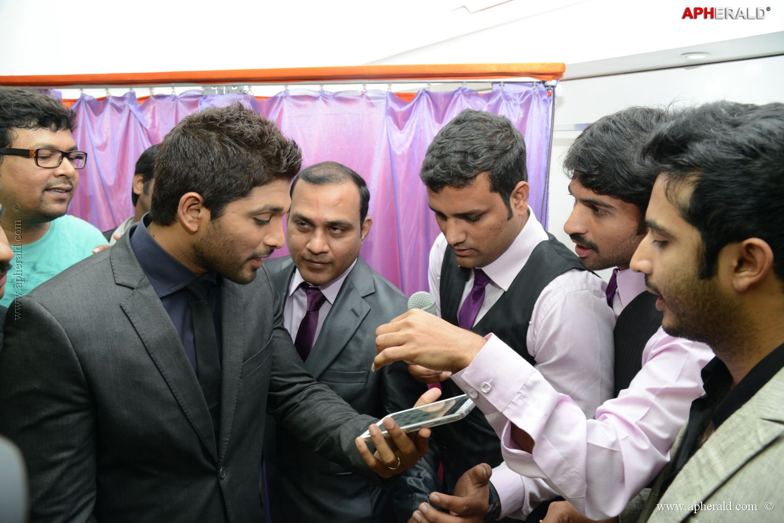 Allu Arjun at Lot Mobile Shop Opening