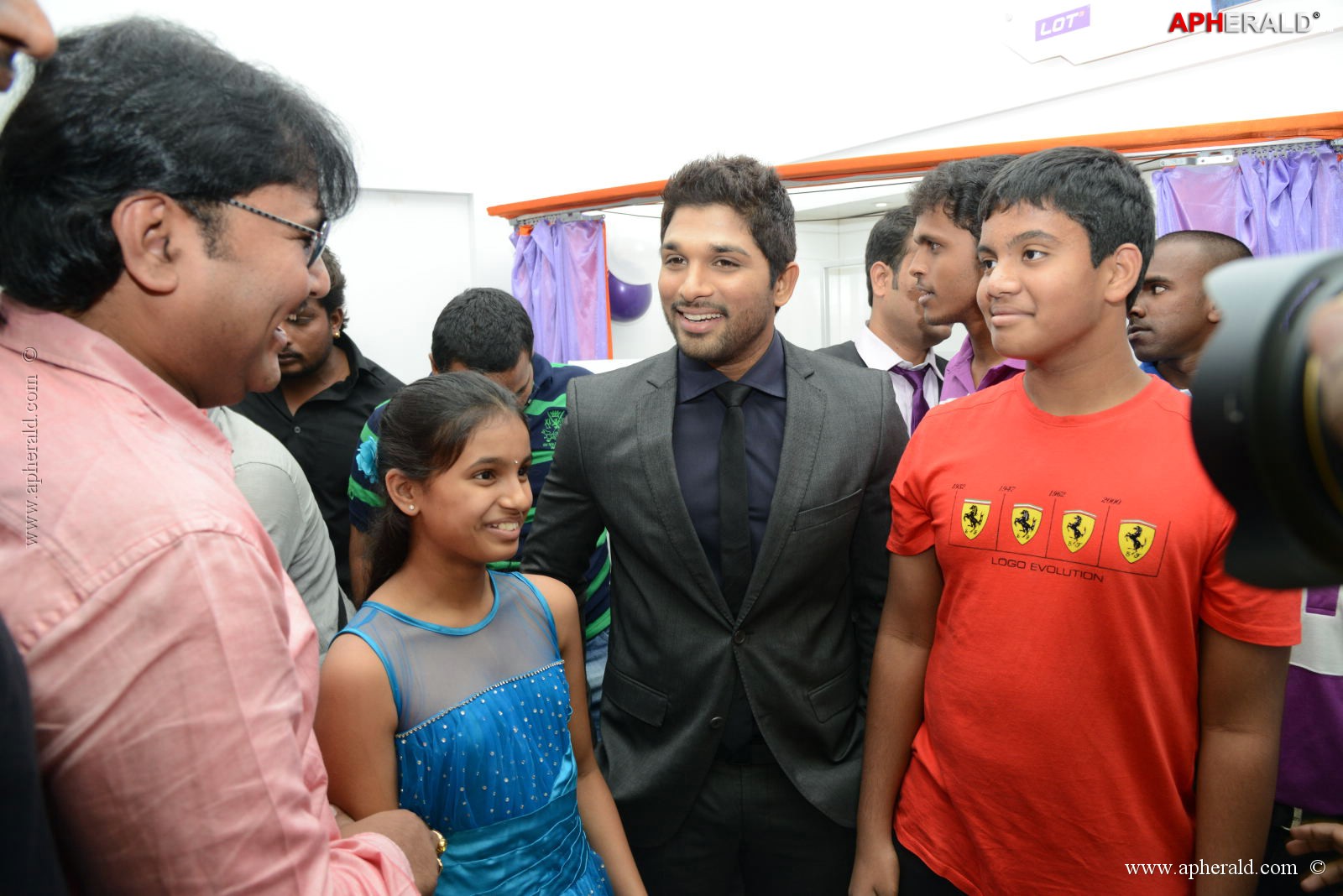 Allu Arjun at Lot Mobile Shop Opening