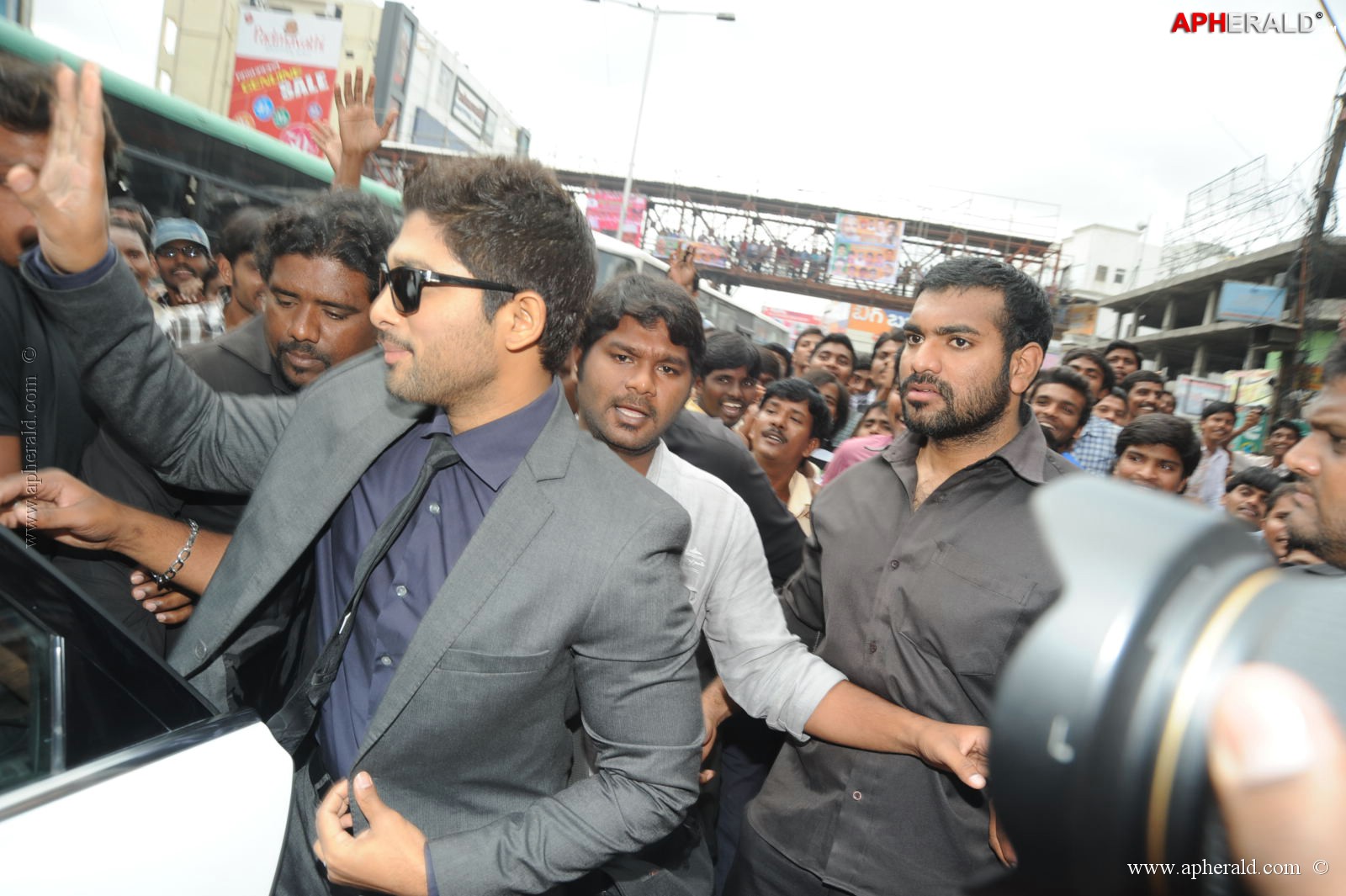 Allu Arjun at Lot Mobile Shop Opening