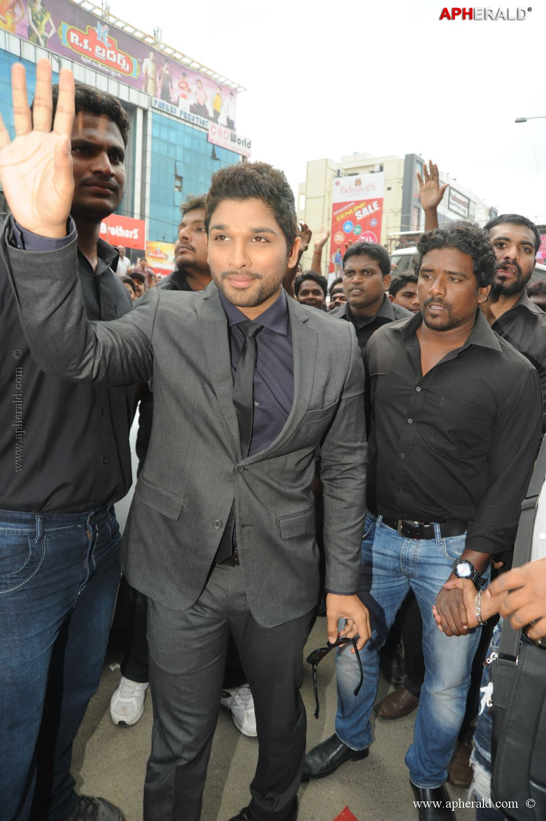 Allu Arjun at Lot Mobile Shop Opening