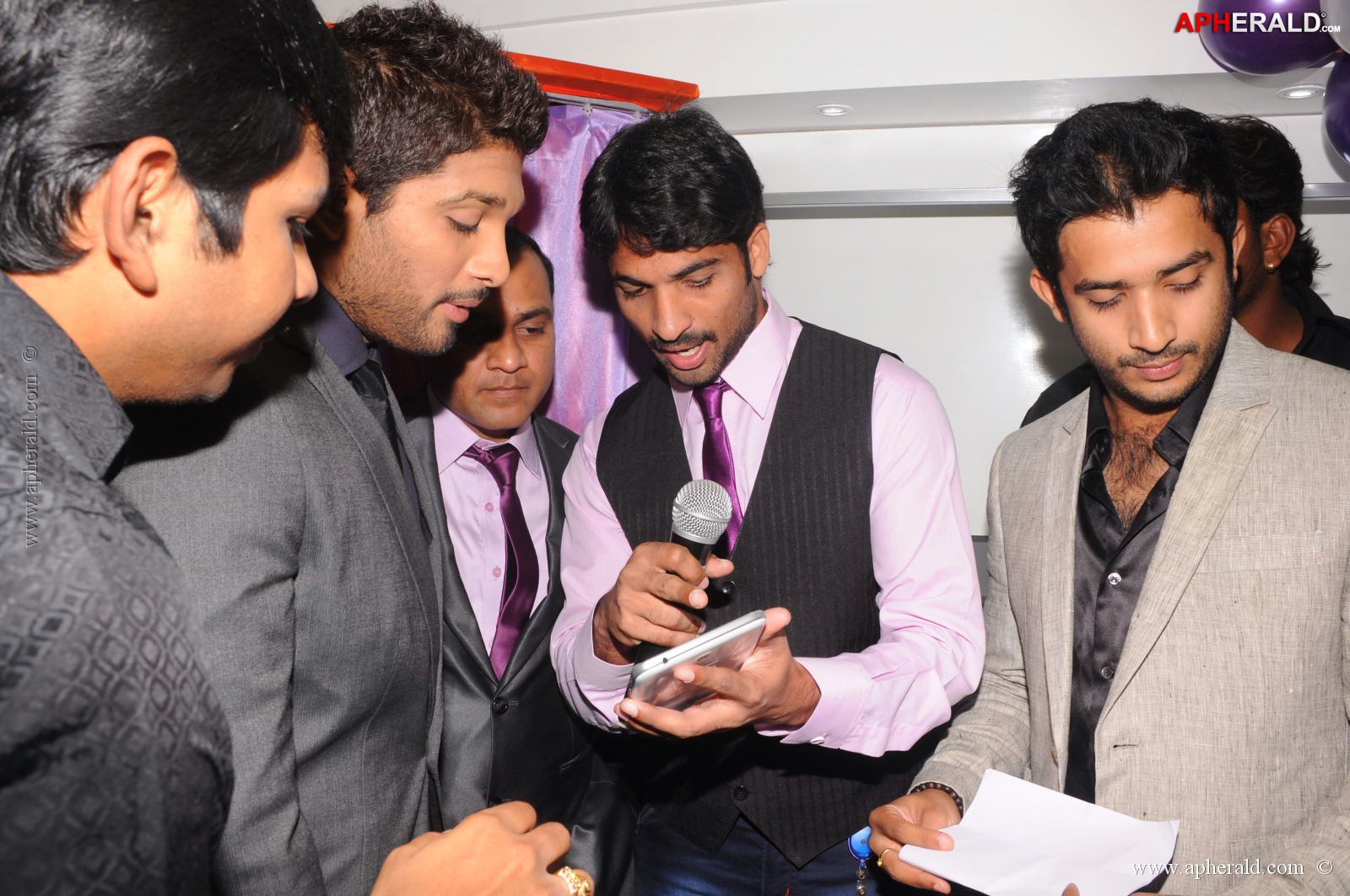 Allu Arjun at Lot Mobile Shop Opening