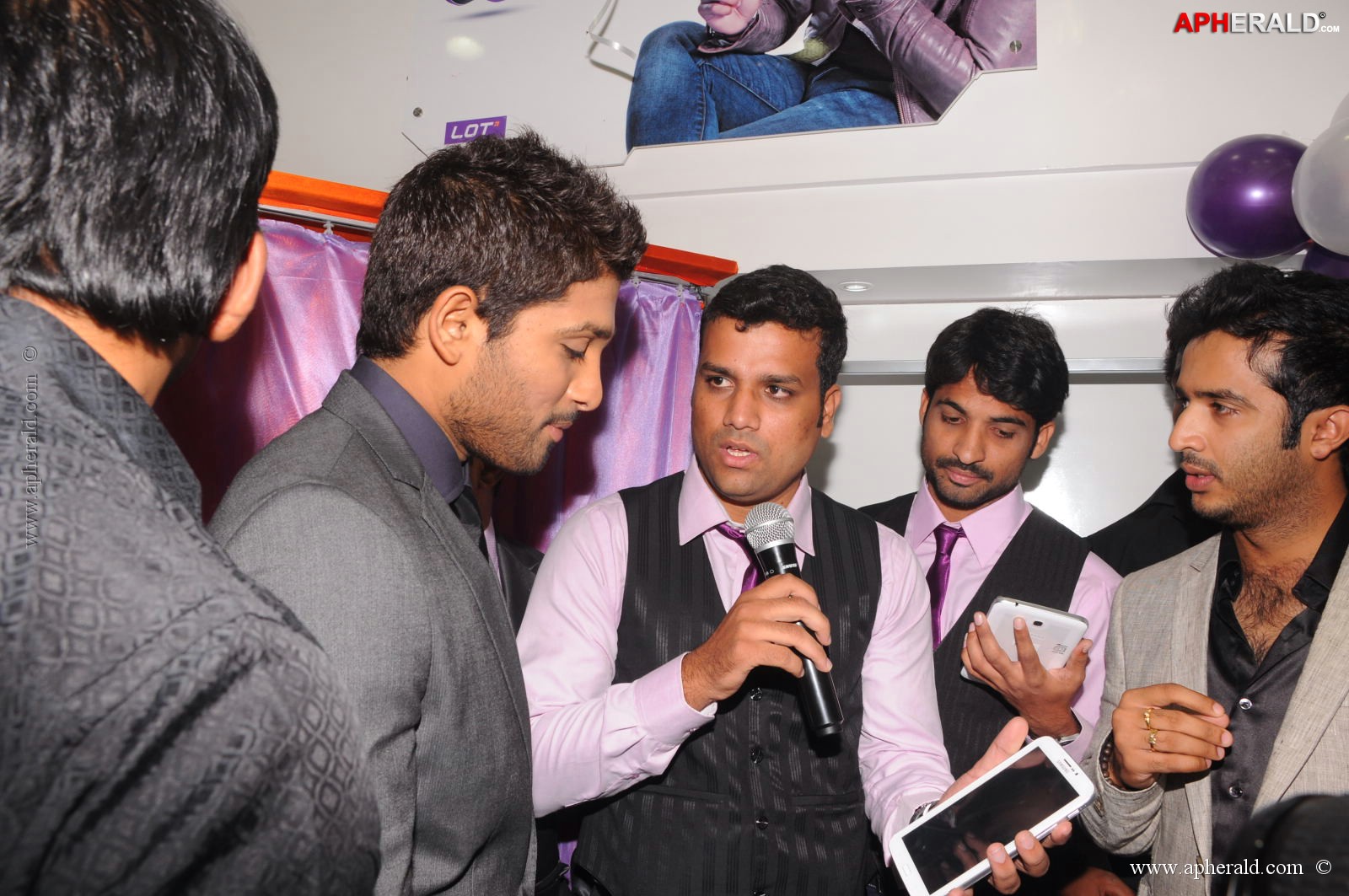 Allu Arjun at Lot Mobile Shop Opening