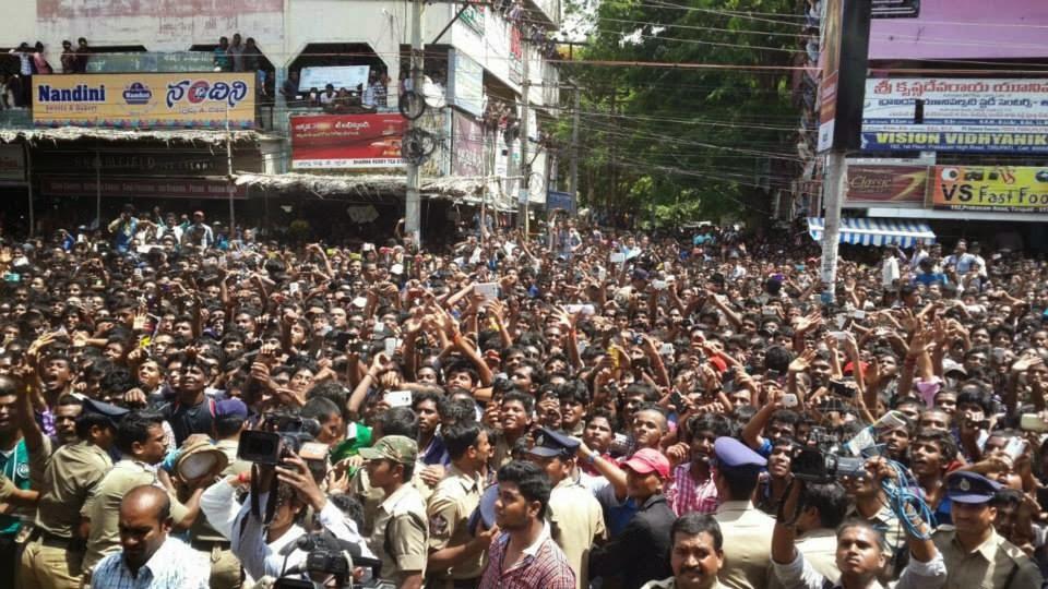 Allu Arjun Inaugurates At Joyalukkas Tirupathi