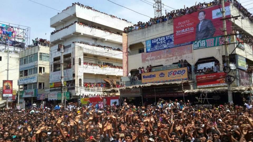 Allu Arjun Inaugurates At Joyalukkas Tirupathi