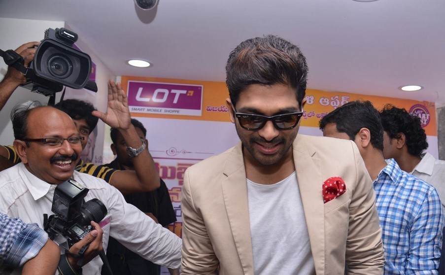 Allu Arjun Launch Lot Mobiles Showroom at VJA