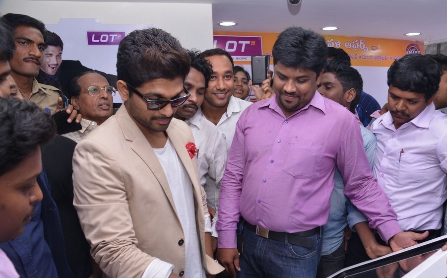 Allu Arjun Launch Lot Mobiles Showroom at VJA