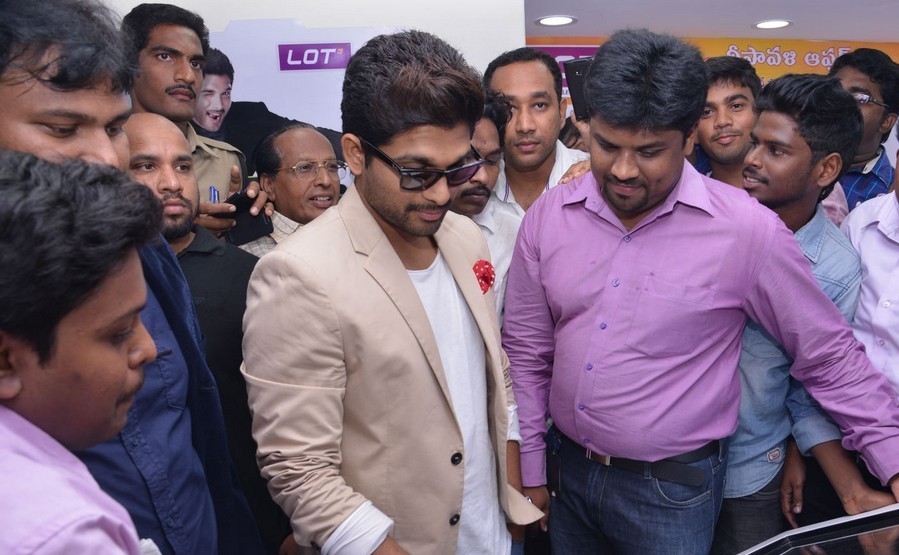 Allu Arjun Launch Lot Mobiles Showroom at VJA