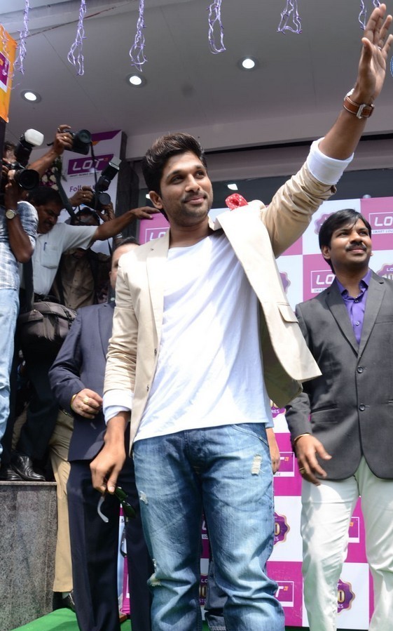 Allu Arjun Launch Lot Mobiles Showroom at VJA