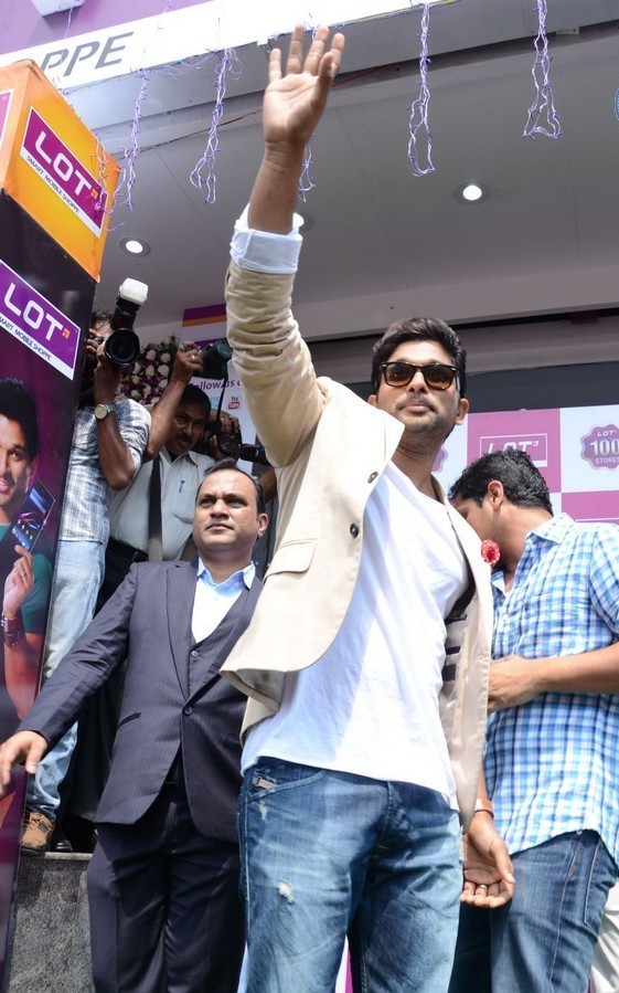 Allu Arjun Launch Lot Mobiles Showroom at VJA