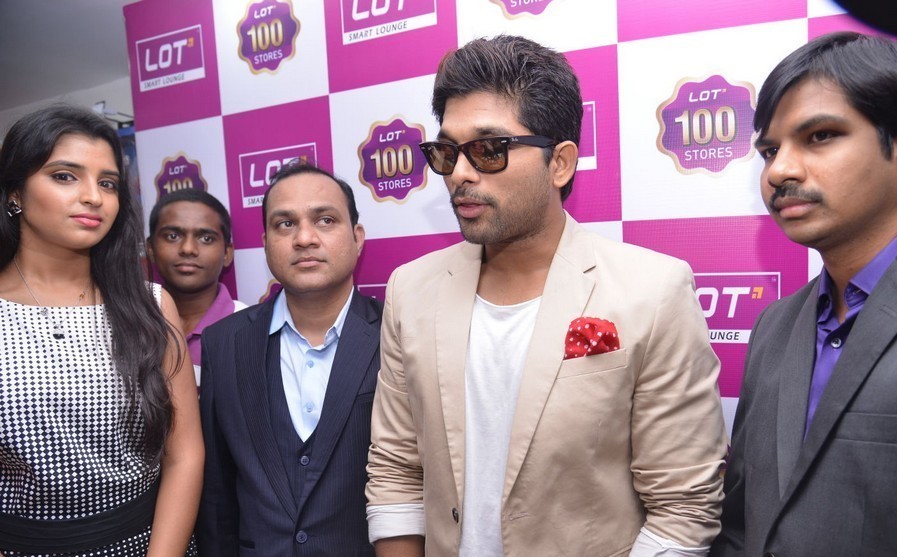 Allu Arjun Launch Lot Mobiles Showroom at VJA