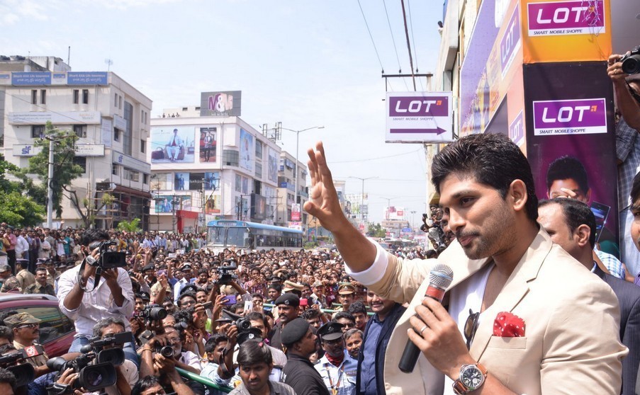 Allu Arjun Launch Lot Mobiles Showroom at VJA