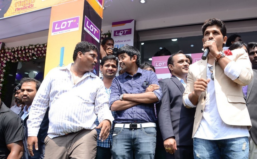 Allu Arjun Launch Lot Mobiles Showroom at VJA