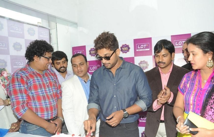 Allu Arjun Launches Lot Mobiles 100th Store