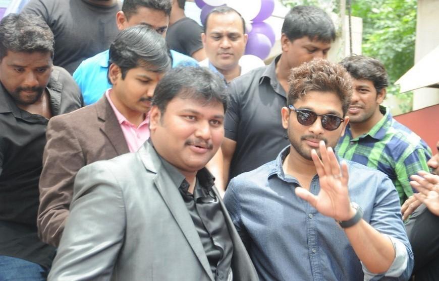 Allu Arjun Launches Lot Mobiles 100th Store