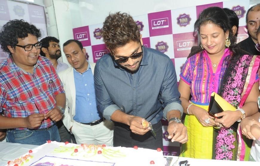 Allu Arjun Launches Lot Mobiles 100th Store