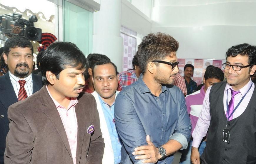 Allu Arjun Launches Lot Mobiles 100th Store