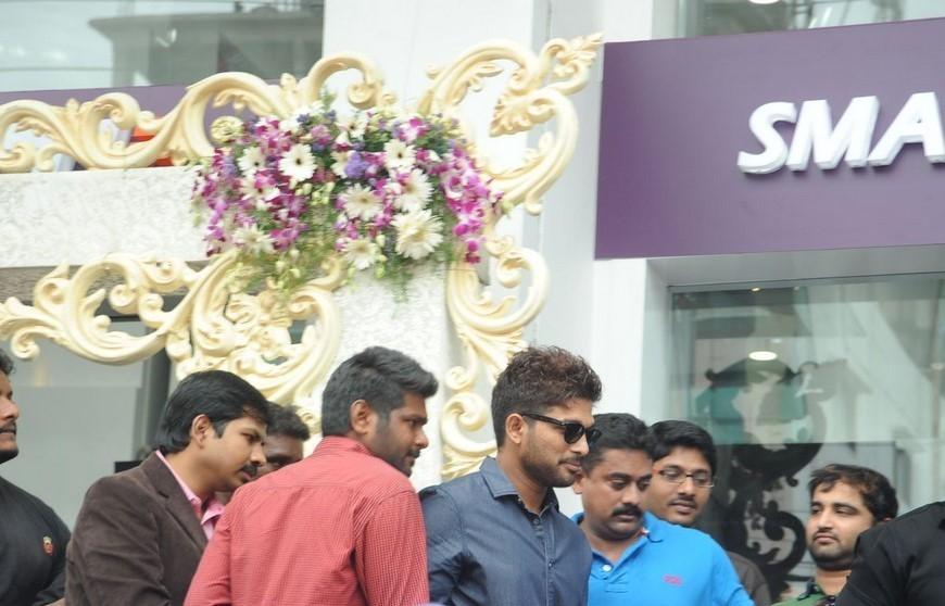 Allu Arjun Launches Lot Mobiles 100th Store