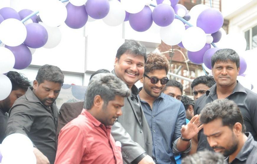 Allu Arjun Launches Lot Mobiles 100th Store