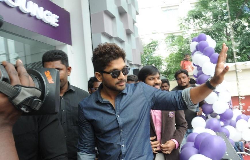 Allu Arjun Launches Lot Mobiles 100th Store