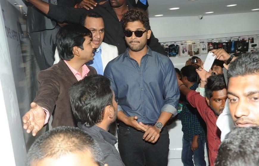 Allu Arjun Launches Lot Mobiles 100th Store