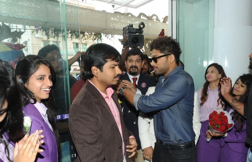 Allu Arjun Launches Lot Mobiles 100th Store