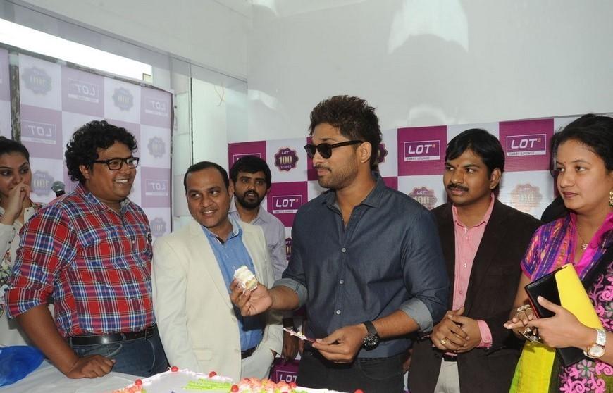 Allu Arjun Launches Lot Mobiles 100th Store