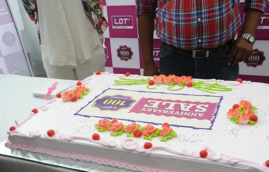 Allu Arjun Launches Lot Mobiles 100th Store