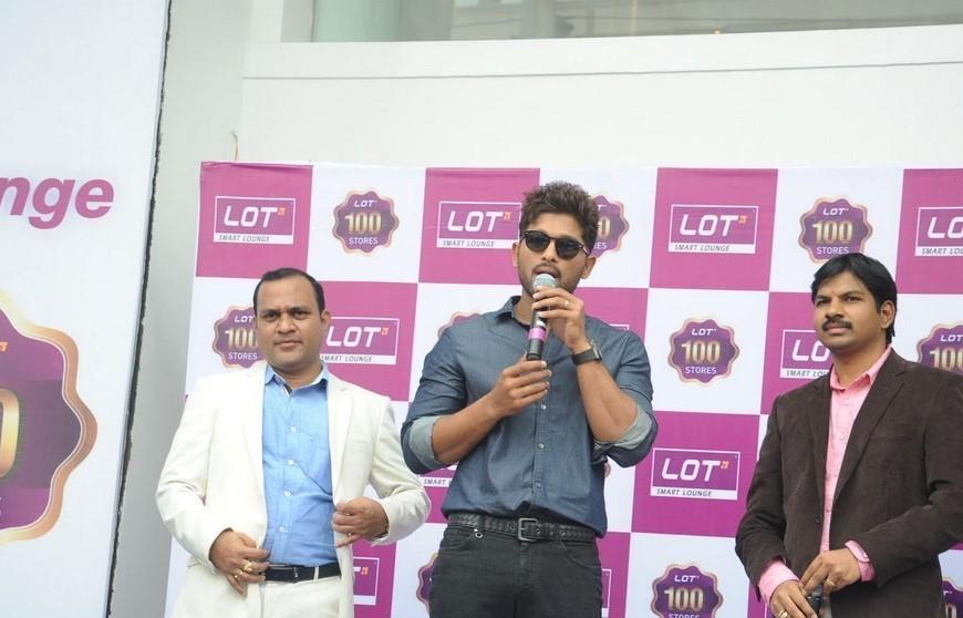 Allu Arjun Launches Lot Mobiles 100th Store