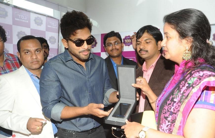 Allu Arjun Launches Lot Mobiles 100th Store