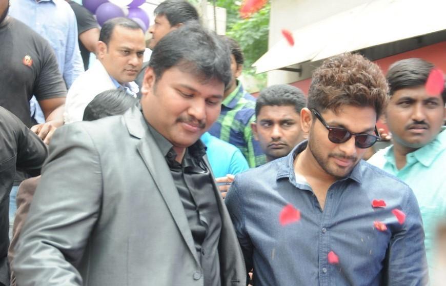 Allu Arjun Launches Lot Mobiles 100th Store