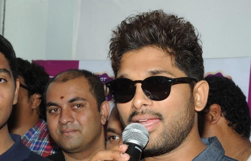 Allu Arjun Launches Lot Mobiles 100th Store