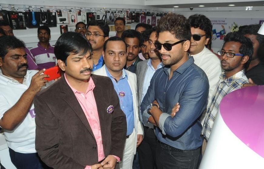 Allu Arjun Launches Lot Mobiles 100th Store