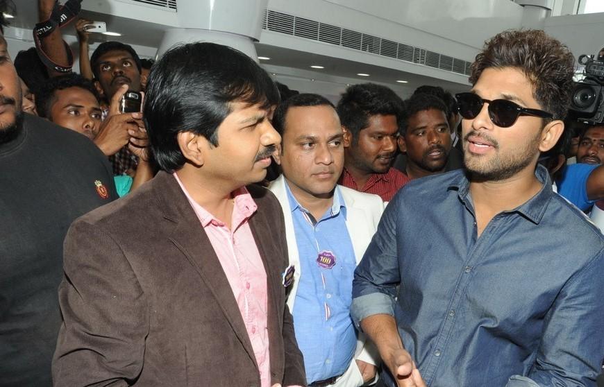 Allu Arjun Launches Lot Mobiles 100th Store