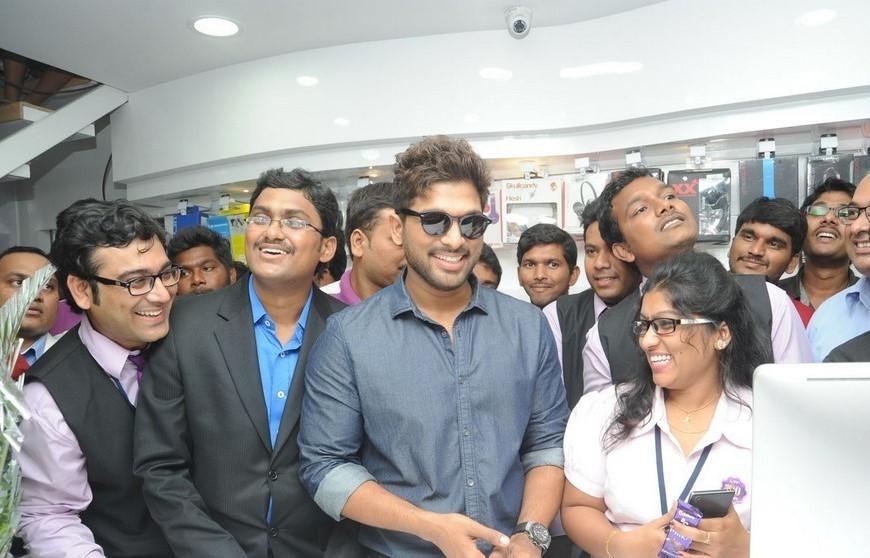 Allu Arjun Launches Lot Mobiles 100th Store