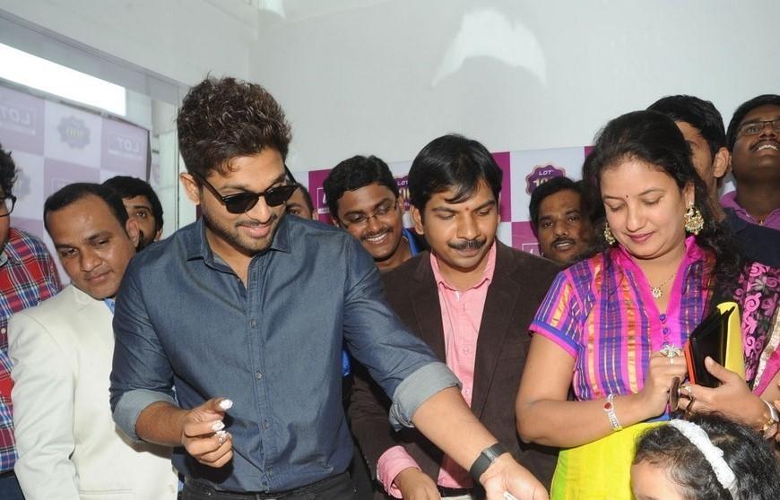 Allu Arjun Launches Lot Mobiles 100th Store