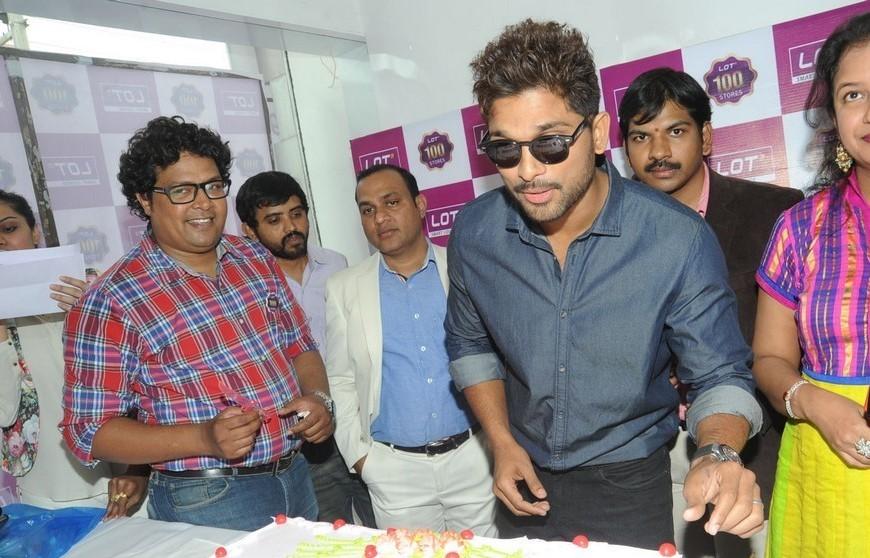 Allu Arjun Launches Lot Mobiles 100th Store