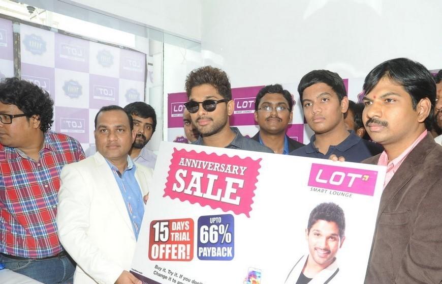 Allu Arjun Launches Lot Mobiles 100th Store