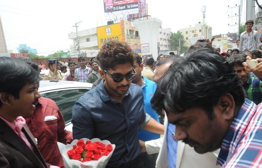 Allu Arjun Launches Lot Mobiles 100th Store