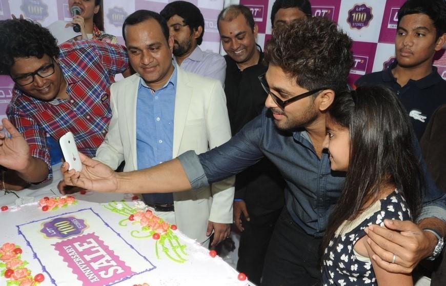 Allu Arjun Launches Lot Mobiles 100th Store