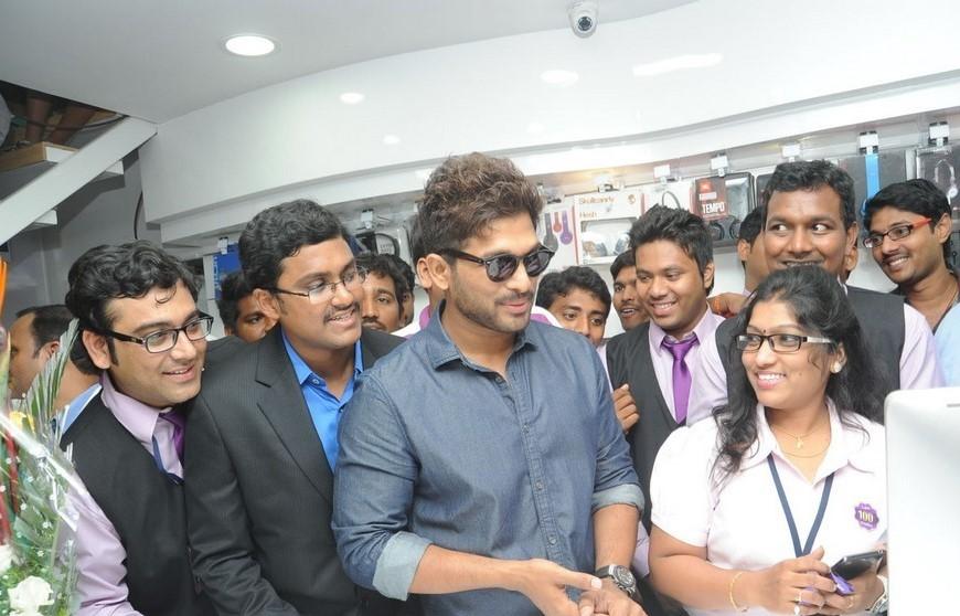 Allu Arjun Launches Lot Mobiles 100th Store