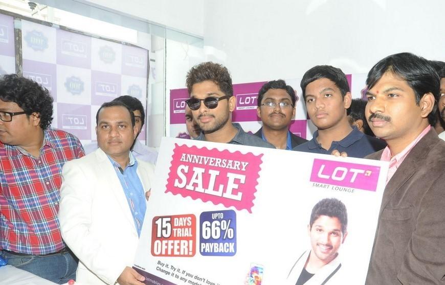 Allu Arjun Launches Lot Mobiles 100th Store