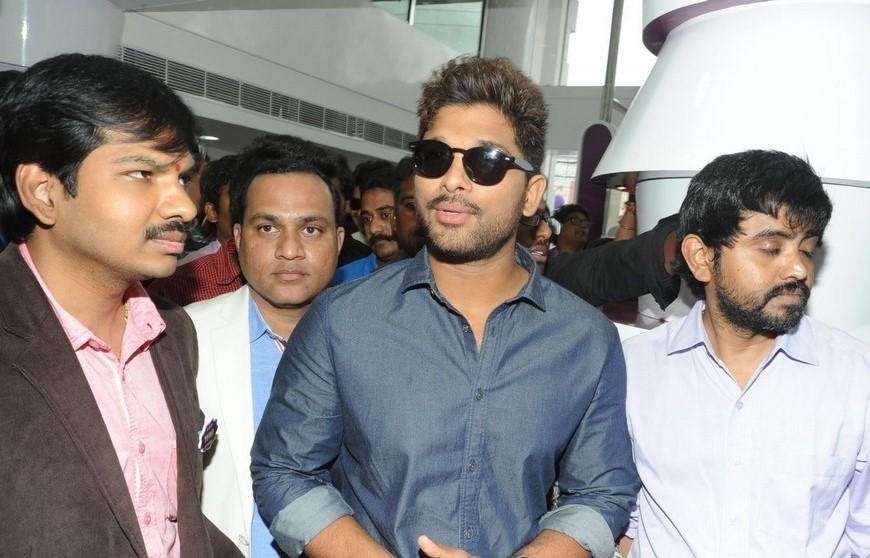 Allu Arjun Launches Lot Mobiles 100th Store