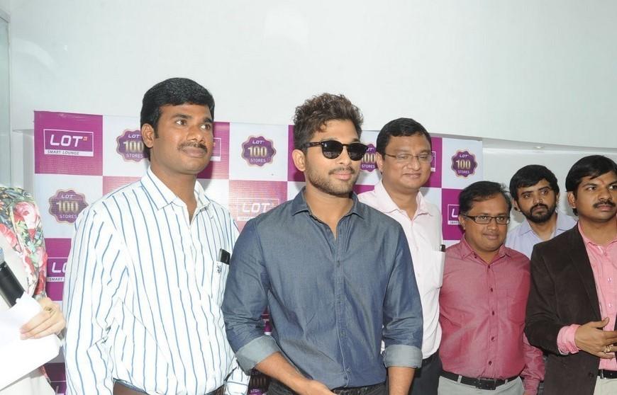 Allu Arjun Launches Lot Mobiles 100th Store