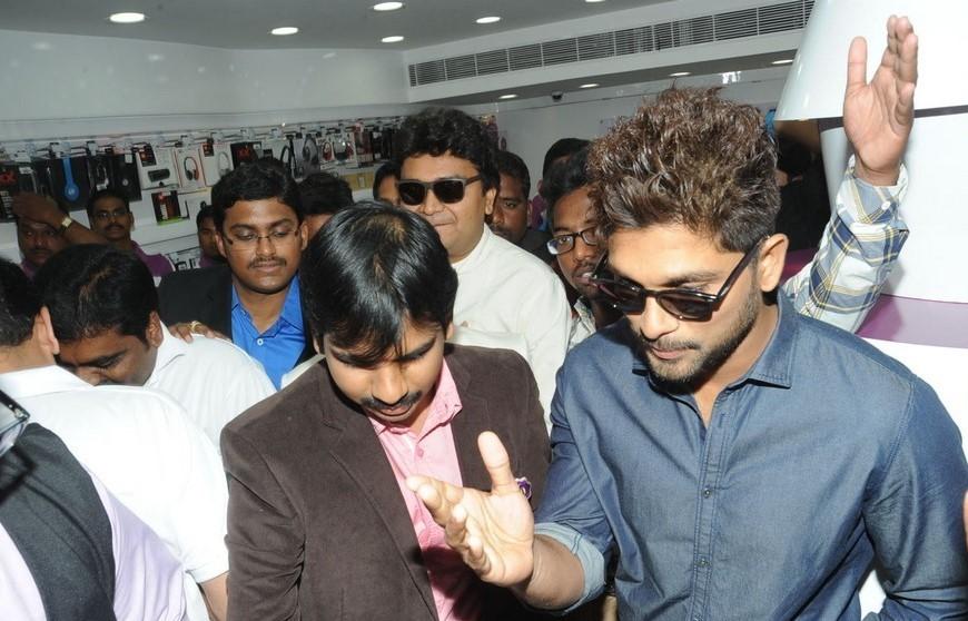 Allu Arjun Launches Lot Mobiles 100th Store