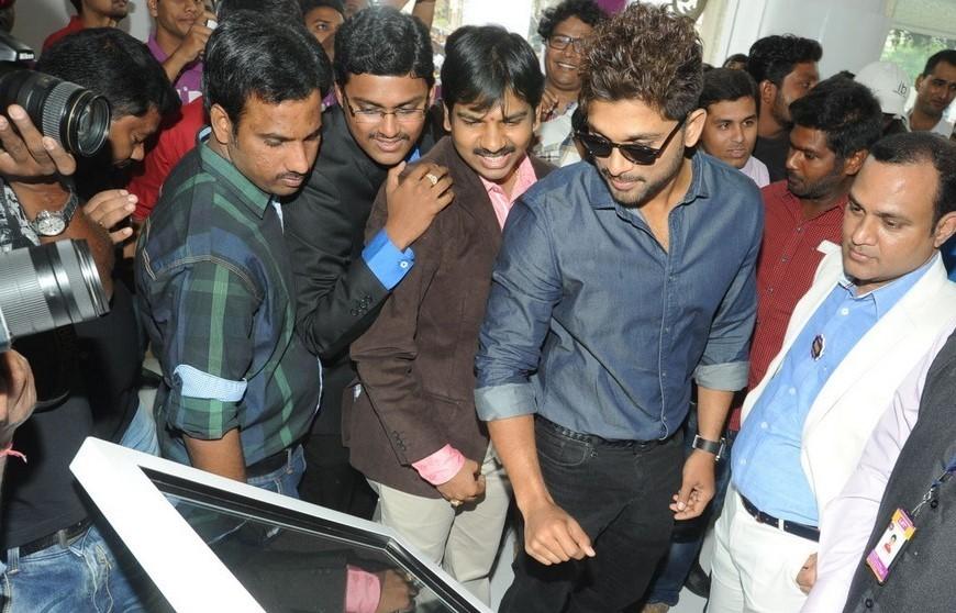 Allu Arjun Launches Lot Mobiles 100th Store