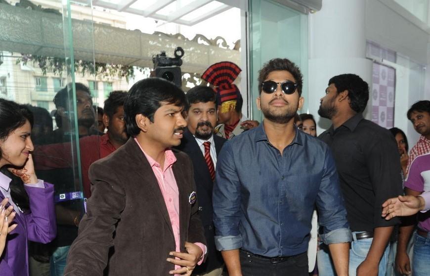 Allu Arjun Launches Lot Mobiles 100th Store