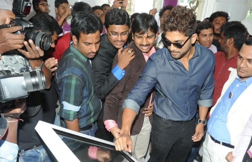 Allu Arjun Launches Lot Mobiles 100th Store